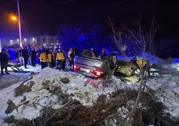 Buzlu yolda otomobil takla attı! İtfaiye yaralıları kurtardı
