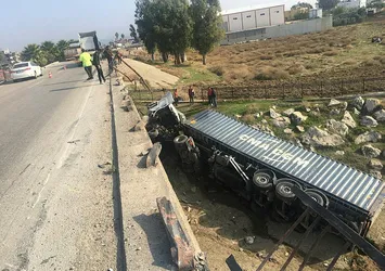 Adana'da feci kaza: Kontrolden çıkan TIR köprüden düştü