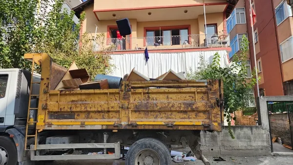 1696506665223.jpg Kızları ihbar etti! Karabük’te bir evden iki kamyon çöp çıktı - 3