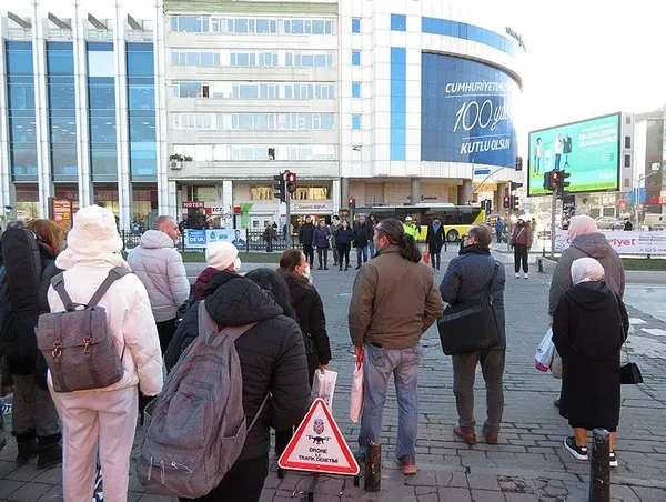 1706001937062.jpeg Kadıköy'de yayaya kırmızı ışık denetimi! 13 kişiye ceza yazıldı - 1