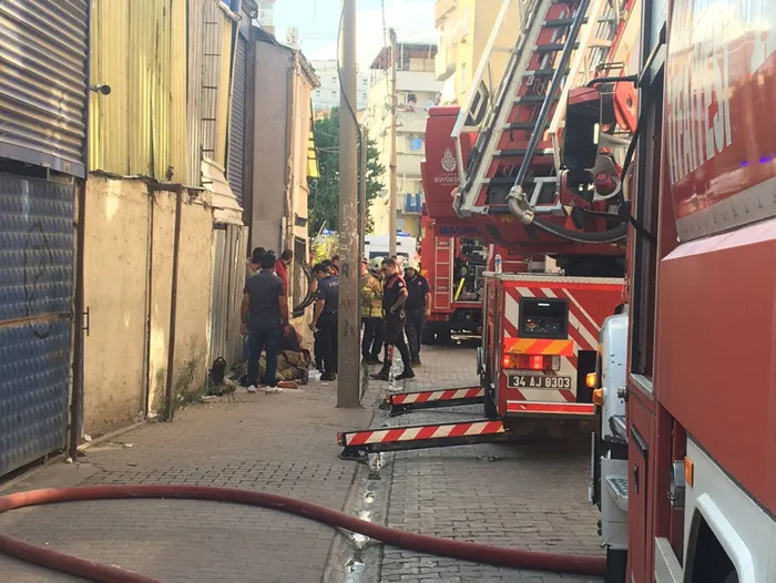 Küçükçekmece’de 5 katlı binada yangın paniği: 2 itfaiye görevlisi dumandan etkilendi - 1