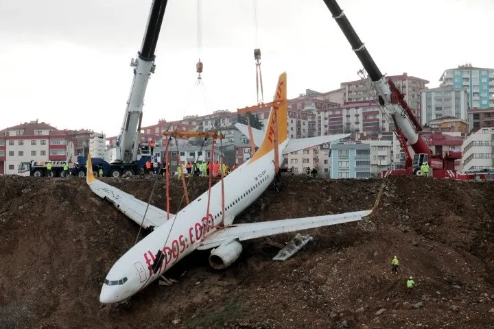 Trabzon’da pistten çıkıp toprak alana saplanan uçak böyle kurtarıldı