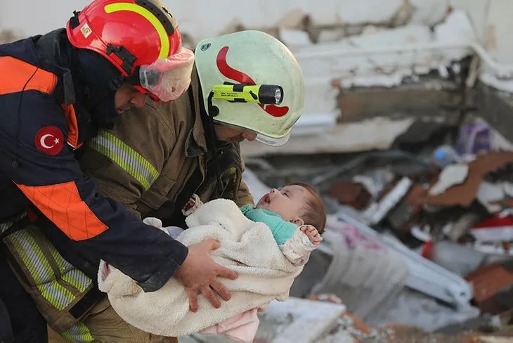 Depremden saatler sonra mucize kurtuluşlar! Umutlu bekleyişler sürüyor