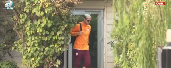 bayern-munih-maci-oncesi-icardinin-goruntusu-dikkat-cekti-takim-otobusune-boyle-yurudu-1698159554261.jpg Bayern Münih maçı öncesi Icardi'nin görüntüsü dikkat çekti! Takım otobüsüne böyle yürüdü... - 4