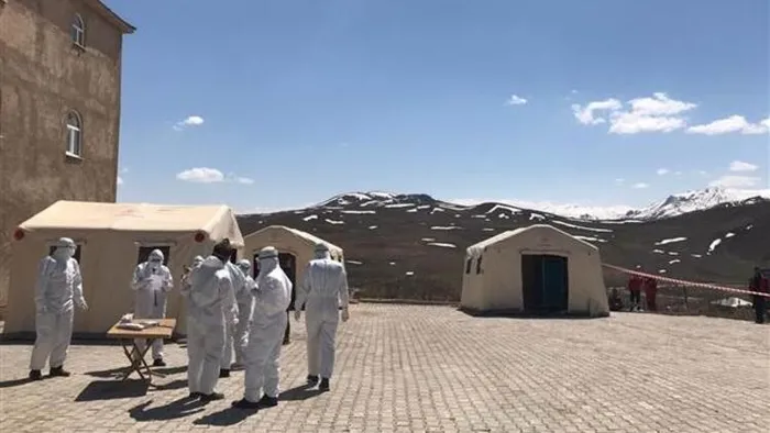 Van’da corona virüs taşıyan hastaları gizleyen muhtar hakkında soruşturma başlatıldı