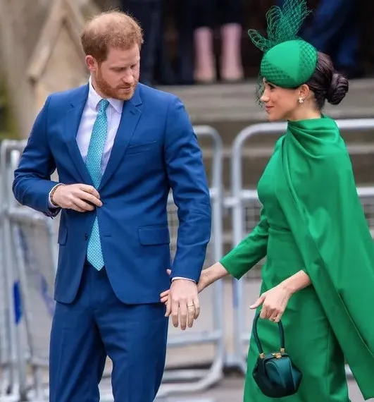 prens-harry-ve-esi-megan-markle-2-sene-sonra-ilk-defa-kralice-2-elizabeth-ile-bulustu-1650026631396.jpg Prens Harry ve eşi Megan Markle 2 sene sonra ilk defa Kraliçe 2. Elizabeth ile buluştu - 4