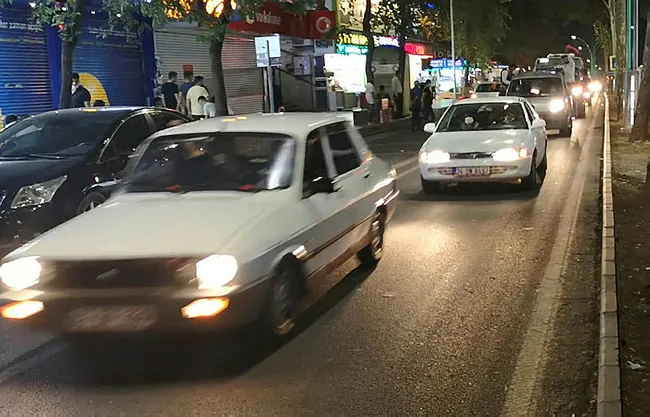 Diyarbakır'da yasağa rağmen düğün konvoyu yapıp trafiği birbirine kattılar - 2