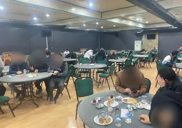 Bornova'da çileden çıkaran olay! 1 ayda 3 kez kapandı ama mührü kırıp devam ediyorlar