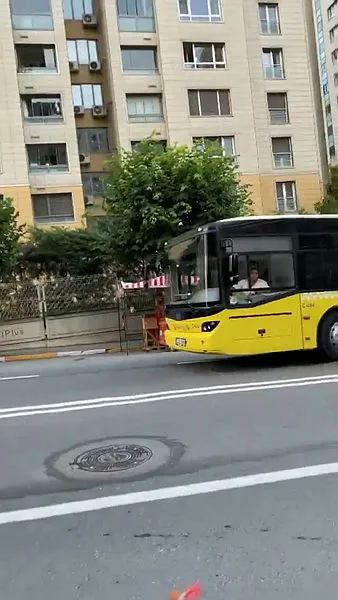 İETT otobüsü şoförü ile yolcular arasındaki "kart basma" tartışma kameraya yansıdı - 2