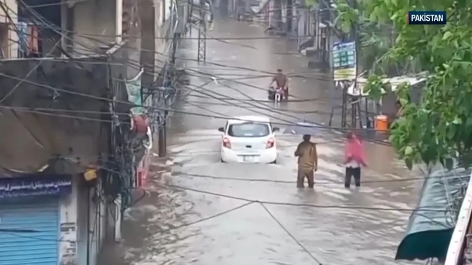 Pakistan’daki selde bilanço ağırlaşıyor! 100’den fazla ölü var