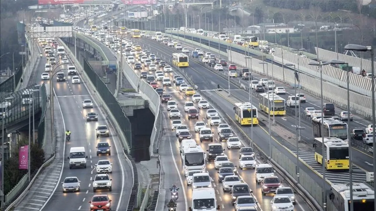 İstanbul'da trafik yine kilit! Toplu taşımada yoğunluk