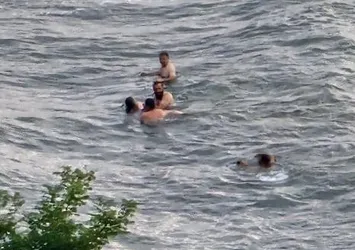 Boğulma tehlikesi geçiren 3 kadını vatandaşlar kurtardı