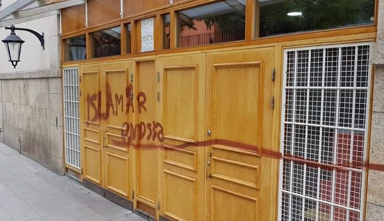 Stockholm'deki bir caminin kapısına "İslam kötülük dinidir" yazıldı - 1