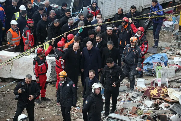 Son dakika: Başkan Erdoğan, Kartal’da enkaz bölgesinde incelemelerde bulundu