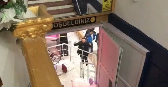 sultangazide-dugun-salonunu-pavyona-cevirdiler-ihbara-giden-polislere-sandalyeli-saldiri-kamerada-1644761030426.jpg Sultangazi’de düğün salonunu pavyona çevirdiler! İhbara giden polislere sandalyeli saldırı kamerada - 3