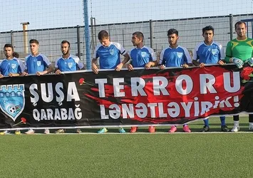 Azerbaycan'da futbolcular maça formalarında siyah kurdelelerle çıktı