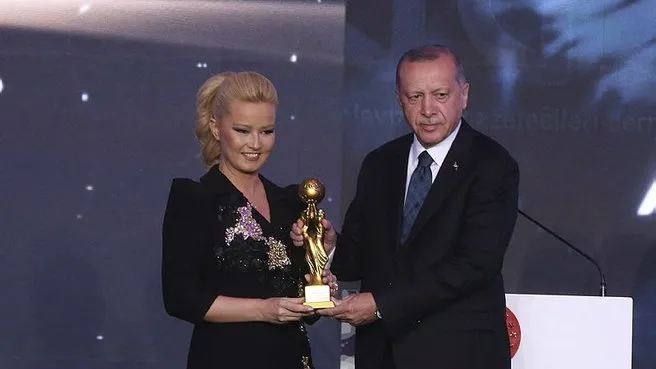Müge Anlı ödülünü Başkan Erdoğan'ın elinden aldı |Video