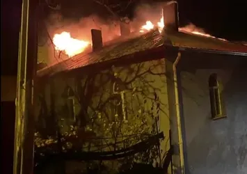 Amasya'da evin çatısında yangın! Fırtınaya rağmen kontrol altında