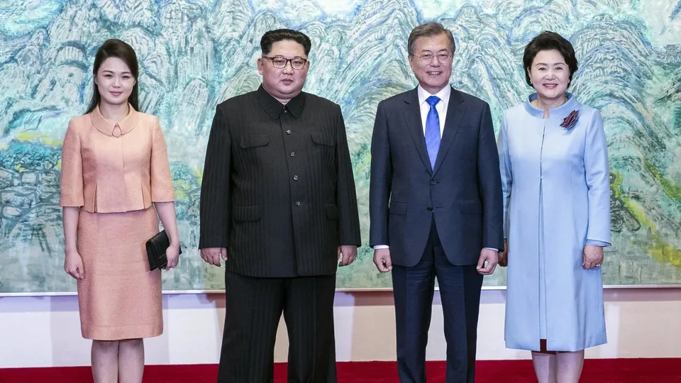 Tarihi fotoğraf: Kim Jong-un ilk kez eşiyle dünya basınında
