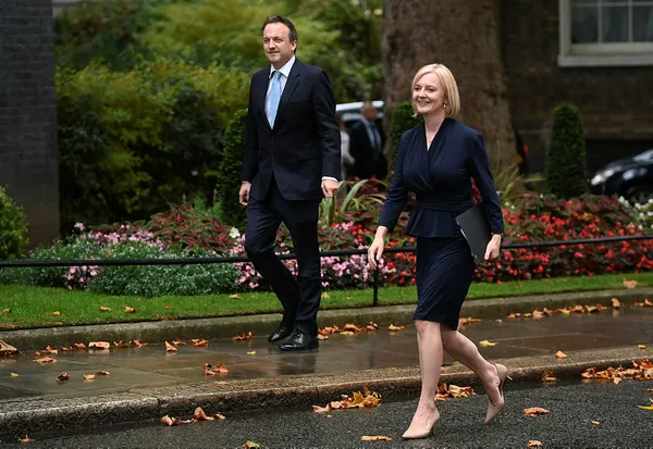 ingilterenin-yeni-basbakani-liz-truss-ii-elizabethten-yetkiyi-aldi-ofisine-gecti-iste-o-anlar-1662485350780.jpg İngiltere'nin yeni Başbakanı Liz Truss! II. Elizabeth'ten yetkiyi aldı ofisine geçti! İşte o anlar... - 6