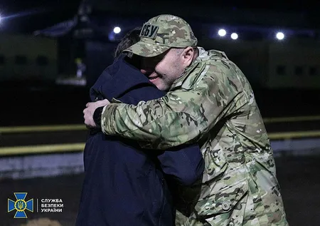 Dünyanın konuştuğu kareler! Başkan Erdoğan'ın çözüme kavuşturduğu esir takası işte böyle görüntülendi