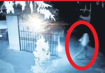15 Temmuz'da sala verilen caminin kapısında bayrak yaktı