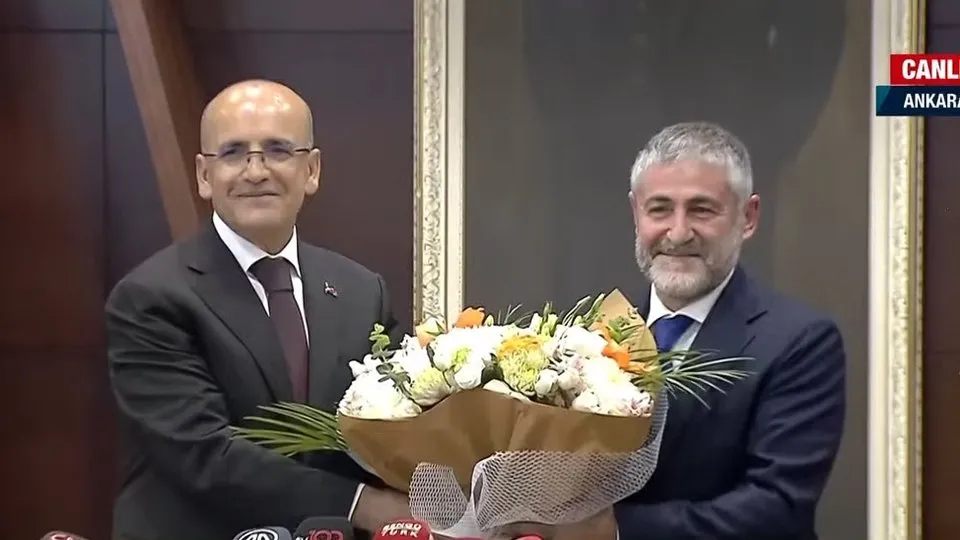 Hazine ve Maliye Bakanı Mehmet Şimşek görevi Nureddin Nebati’den devraldı! İşte devir teslim töreni