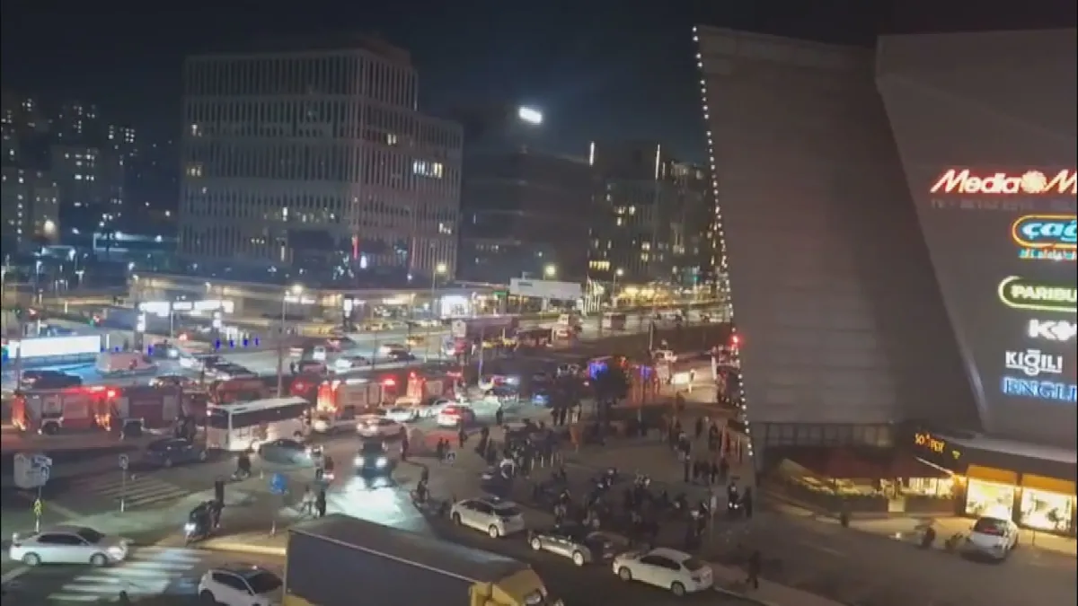 Kağıthane'de AVM yangını: Çok sayıda ekip sevk edildi