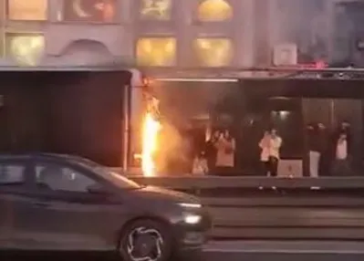 Küçükçekmece’de metrobüs yangını!