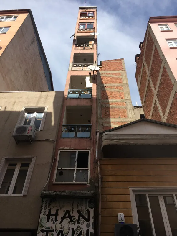 38 yıl önce yapılan 8 katlı bina ilginç mimarisiyle dikkat çekiyor - 6