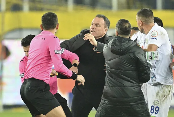 halil-umut-melere-yumruklu-saldiri-sonrasi-super-lig-hakemlerinden-ortak-aciklama-kararimizi-aciklayacagiz-1702365010949.jpg Halil Umut Meler'e yumruklu saldırı sonrası Süper Lig hakemlerinden ortak açıklama: Kararımızı açıklayacağız - 1