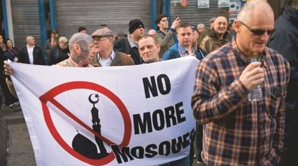 Macron senden tiksiniyoruz, utanıyoruz! Fransa her geçen gün faşizm öncesi bir topluma benziyor!