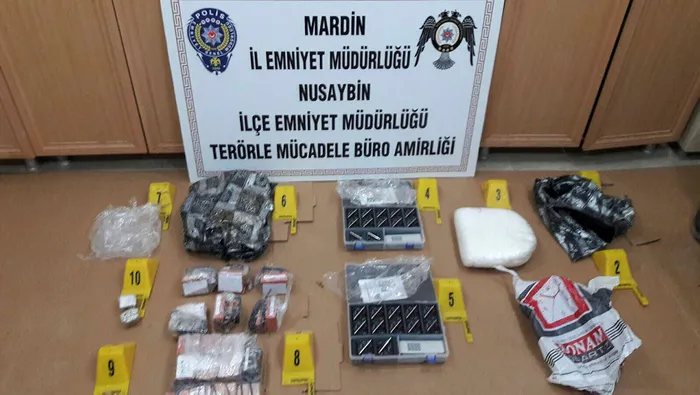 Takip edilen PKK'lılar patlayıcı madde poşetlerini tarlaya attı! - 1