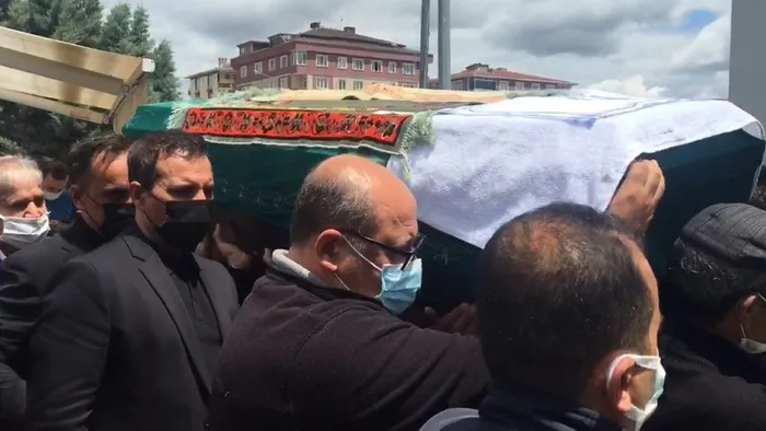 rafet-el-romanin-aci-vedasi-gozyaslari-icinde-topraga-verdi-1623845029697.jpg Rafet El Roman'ın acı vedası! Gözyaşları içinde toprağa verdi - 1