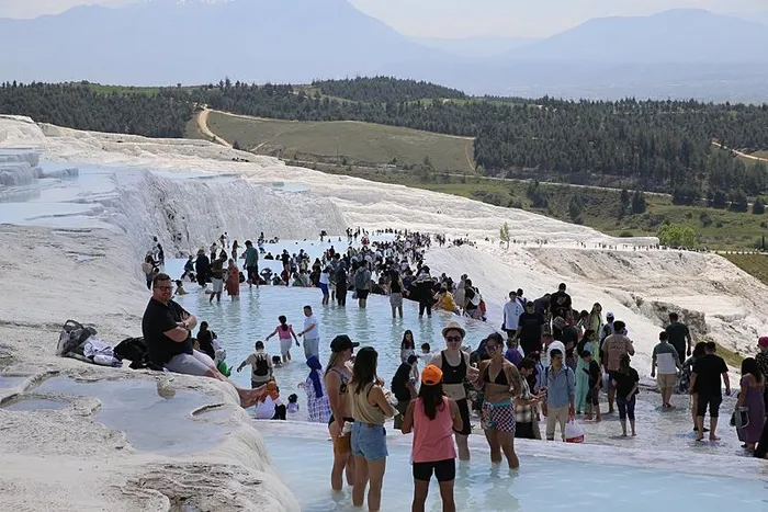 pamukkaleye-ziyaretci-akini-50-bini-asti-1712841063727.jpeg Pamukkale'ye ziyaretçi akını! 50 bini aştı - 2