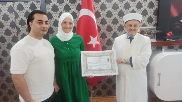 Eşinin namaz kılması ve oruç tutması hidayetine vesile oldu - 1