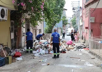 Adana'da "çöp ev" temizliği! Temizlik işçisi kötü kokudan fenalaştı: Ambulansta müdahale edildi