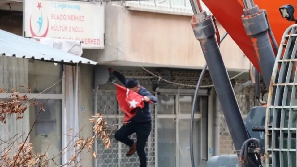 Elazığ’da yıkım öncesi operatörün bayrak hassasiyeti