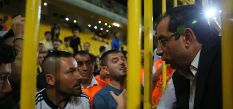 Şekip Mosturoğlu ile Fenerbahçeli taraftarlar tartıştı!