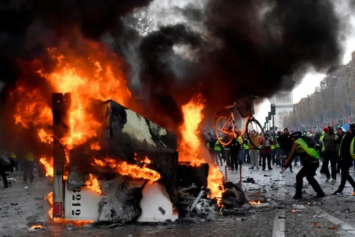 Fransa polisinden göstericilere sert müdahale
