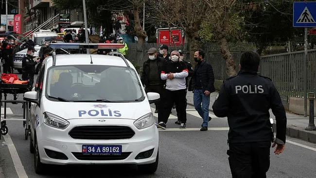 İstanbul’da korsan taksici ortalığı karıştırdı! Polis yolu kapatıp ikna etti - 2