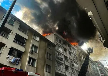 İstanbul Esenyurt'ta panik yaratan yangın! Alevler çatıdan yükseldi
