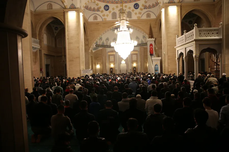 kadir-gecesinde-eller-semaya-acildi-milyonlar-huzurda-bulustu-1773687539809.jpg Kadir Gecesi'nde eller semaya açıldı: Milyonlar huzurda buluştu - 16