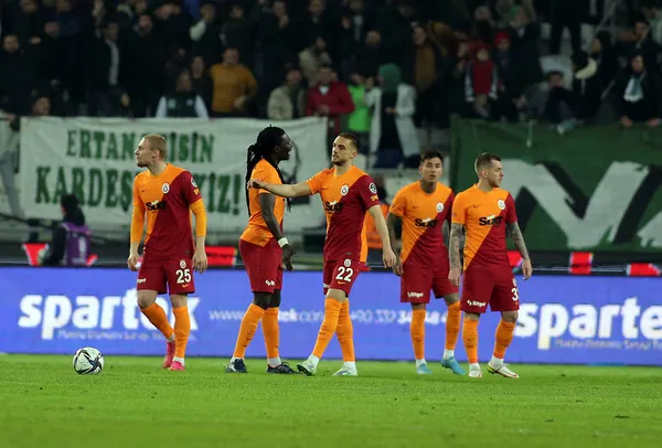 1646753517060.jpg Galatasaray'dan Arturo Vidal bombası! Sezon sonunda sözleşmesi biten yıldıza teklif... - 1