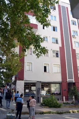Şiddetli deprem sonrası Avcılar'da 3 bloktan oluşan bina için tahliye kararı - 3