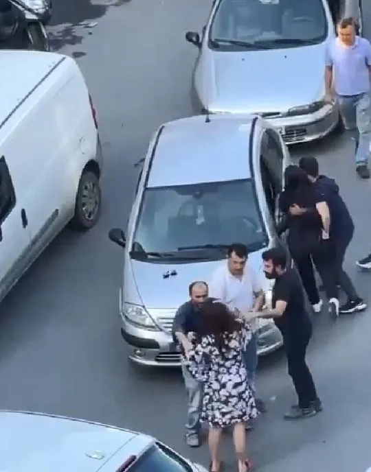 istanbulda-yol-verme-kavgasi-kadin-suruculer-sac-basa-birbirine-girdi-1663052374571.jpg İstanbul’da yol verme kavgası! Kadın sürücüler saç başa birbirine girdi - 5