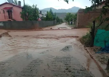 Kars'ta sağanak sele dönüştü: Dev kayalar yolları kapattı