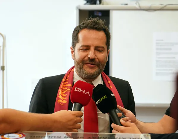 erden-timurdan-aciklamalar-galatasarayda-arda-turan-devam-edecek-mi-torrent-ile-tazminat-gorusmesinde-neler-ya-1655984359174.jpg Erden Timur'dan açıklamalar! Arda Turan devam edecek mi? Torrent ile tazminat görüşmesinde neler yaşandı? - 1