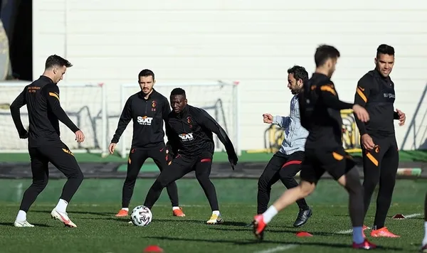 Galatasaray antrenmanında şok! Falcao ve Kerem hastaneye kaldırıldı