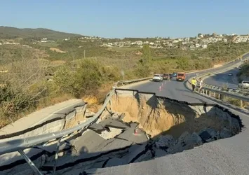 Aydın'da yol çöktü! Kuşadası'na gidiş yönü trafiğe kapatıldı
